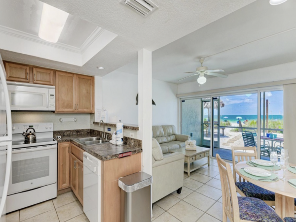 On Beach One Bedroom Condo with Communal Pool in Holmes Beach